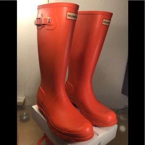 Original Rain Boot HUNTER, don’t get caught without a rain boots.